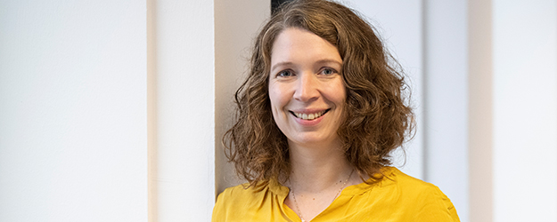 Dr. Catherine Dedié koordiniert als Geschäftsführerin des Dijonbüros seit 2014 die integrierten Studiengänge und ist allgemein für Dijon-Angelegenheiten der JGU zuständig. (Foto: Peter Pulkowski) Dr. Catherine Dedié koordiniert als Geschäftsführerin des Dijonbüros seit 2014 die integrierten Studiengänge und ist allgemein für Dijon-Angelegenheiten der JGU zuständig. (Foto: Peter Pulkowski)