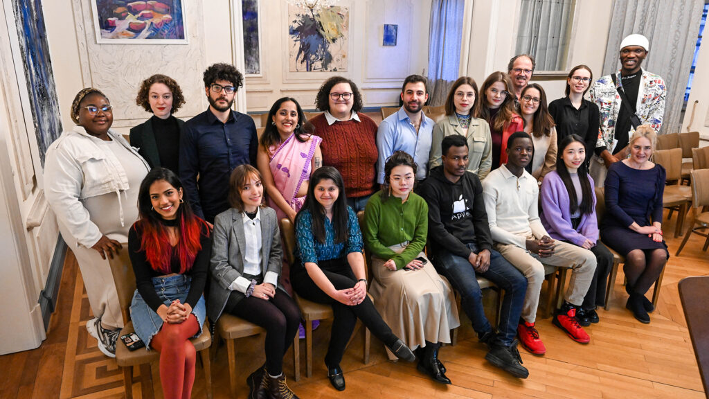 Die ersten Studierenden des Masters "Transnational German Studies" bei der Abschlussveranstaltung in Mainz, zusammen mit Prof. Dr. Stephan Jolie (hintere Reihe, 4.v.r.) und Susanne Dereser (r.), Kulturchefin des SWR. (Foto: Peter Thomas)