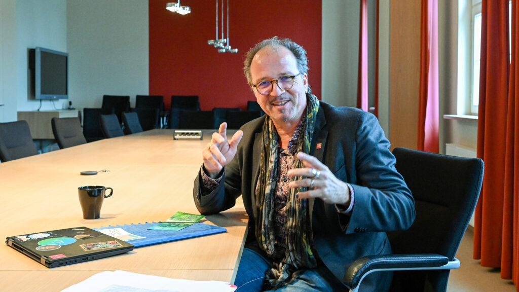 Prof. Dr. Stephan Jolie ist Professor für Literatur der älteren Epochen am Deutschen Institut und Vizepräsident für Studium und Lehre der JGU. (Foto: Peter Thomas)