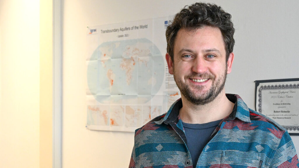 Bild in Originalgröße ansehen Robert Reinecke ist seit 2023 Juniorprofessor für Erdsystemmodellierung an der JGU. (Foto: Peter Thomas)