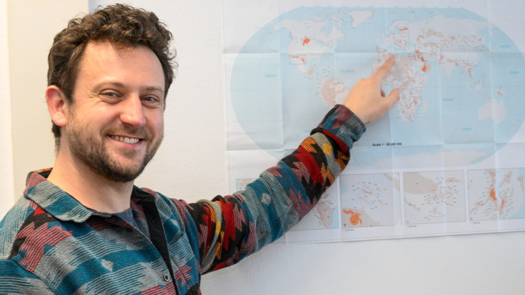 Bild in Originalgröße ansehen In der Lehre setzt Robert Reinecke nicht nur auf die digitale Dimension der Forschung zum Wasser: "Ich bin ein großer Fan von Karten – auch auf Papier." (Foto: Peter Thomas)