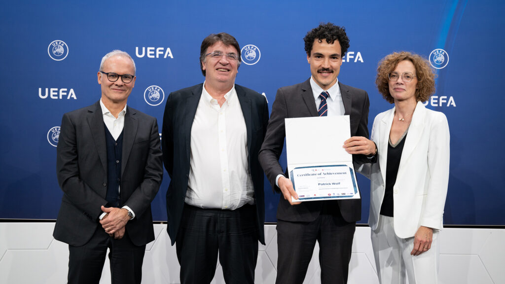 Bild in Originalgröße ansehen MESGO-Absolvent Patrick Wolf (2.v.r.) bei der Verleihung seines Abschlusszeugnisses durch Giorgio Marchetti (l.), stellvertretender UEFA-Generalsekretär, Theodoros Theodoridis (2.v.l.), UEFA-Generalsekretär, und Nathalie Alaphilippe, MESGO-Programmdirektorin des CDES (Photo by Kristian Skeie - UEFA/UEFA via Getty Images)