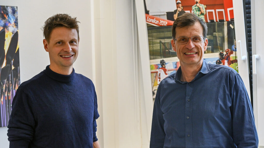 Bild in Originalgröße ansehen Prof. Dr. Holger Preuß (r.) und PD Dr. Mathias Schubert verantworten den internationalen Executive Master in Global Sport Governance an der JGU. (Foto: Peter Thomas)