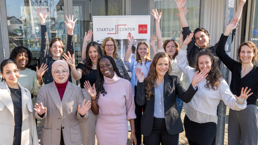 Bild in Originalgröße ansehen Gründungsinteressierte Akademikerinnen der JGU und der Hochschule Mainz bei der Eröffnung des Programms "ScienceFee", gefördert vom Bundeswirtschaftsministerium im Rahmen des EXIST-Women-Programms (Foto: Peter Thomas)