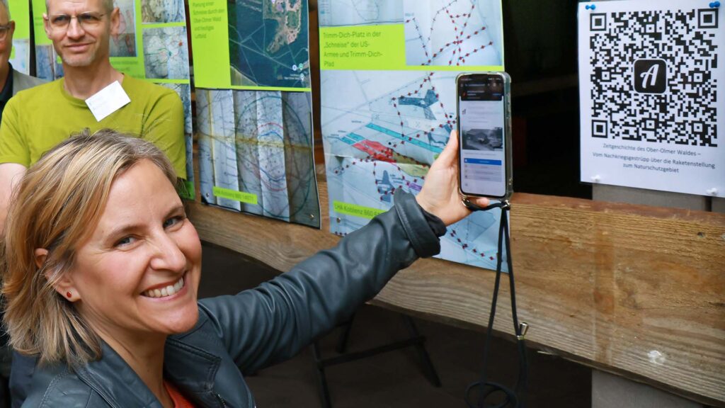 Bild in Originalgröße ansehen Katrin Eder, rheinland-pfälzische Klimaschutzministerin, zeigt sich begeistert vom zeithistorischen Audioguide zum Ober-Olmer Wald. (Foto: Bernd Eßling)