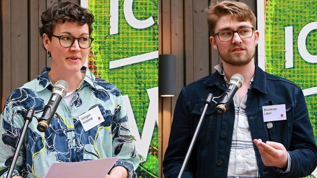 Bild in Originalgröße ansehen Die Studierenden Antonia Görgen und Léon Bruckner berichten, wie die Studierenden bei der Erstellung des Audioguides zum Ober-Olmer Wald vorgegangen sind. (Foto: Bernd Eßling)