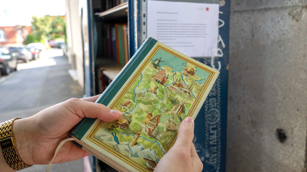 Bild in Originalgröße ansehen Eines der älteren Bücher im Bücherschrank im Mainz-Mombach (Foto: Peter Thomas)