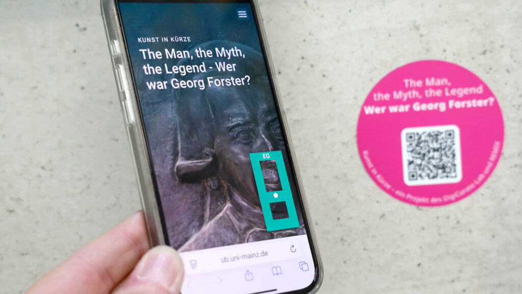 Bild in Originalgröße ansehen Zum Leben von Georg Forster und zu den Kunstwerken in dem nach ihm benannten Gebäude auf dem Gutenberg-Campus gibt es über die pinkfarbenen Aufkleber viel zu entdecken. (Foto: Stefan F. Sämmer)