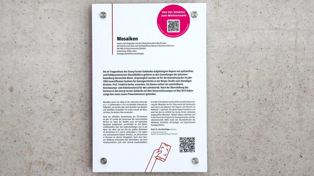 Bild in Originalgröße ansehen Infotafeln mit QR-Code laden zum weiteren Erkunden der einzelnen Kunstwerke ein. (Foto: Stefan F. Sämmer)