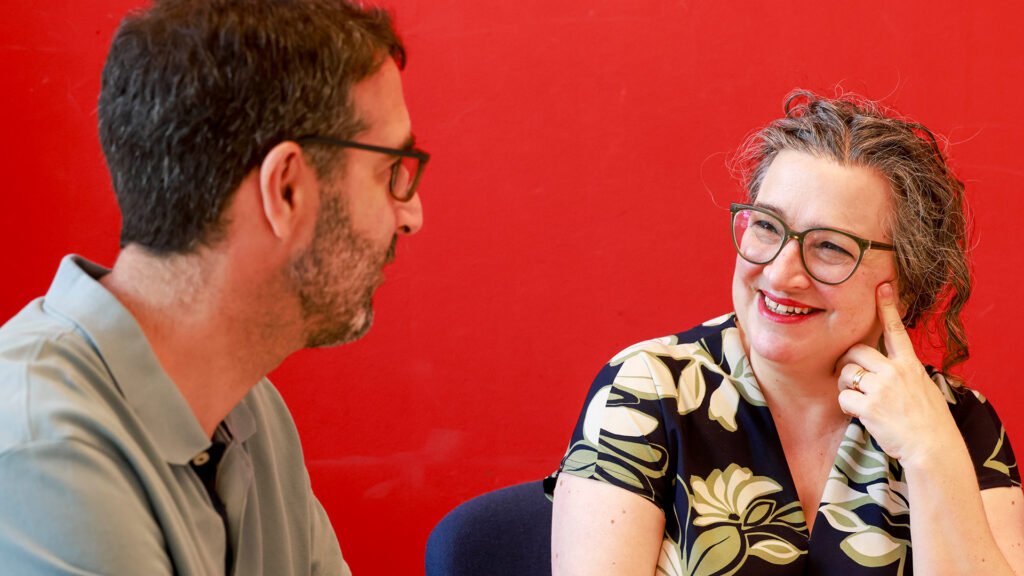 Bild in Originalgröße ansehen Kerstin Rüther und Dr. Daniel Alles organisieren die Schreibakademie im Rahmen der Studien- und Schreibberatung PHILIS im Fachbereich 05 – Philosophie und Philologie. (Foto: Stefan F. Sämmer)