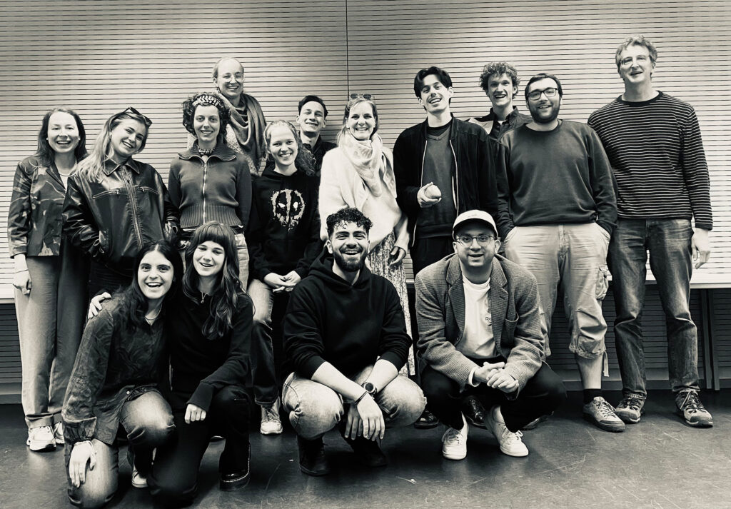Bild in Originalgröße ansehen Der 3. Jahrgang der PHILIS-Schreibakademie: (hintere Reihe, v. l.) Thessa Polzer, Emily Ziebarth, Emilia Weckop, Lea Steinmetz, Maja Traut, Philipp Janneck, Dokumentarfilm-Expertin Henriette von Hellborn, Fedor Brockmann, Joshua Reichow, Tobias Damaschke und Thomas Maagh, Experte für szenisches Schreiben; (vorn, v. l.) Sarah Lutz, Lotte Riegger, Khaled Salloum und Stand-up-Comedy-Experte Zain Qureshi. (Foto/©: Kerstin Rüther / PHILIS)