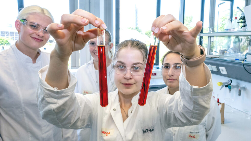 Bild in Originalgröße ansehen Das NaT-Lab für Schülerinnen und Schüler der JGU begrüßt jährlich rund 9.000 Kinder und Jugendliche, die hier in die spannende Wet der Naturwissenschaften eintauchen können. (Foto: Peter Thomas)