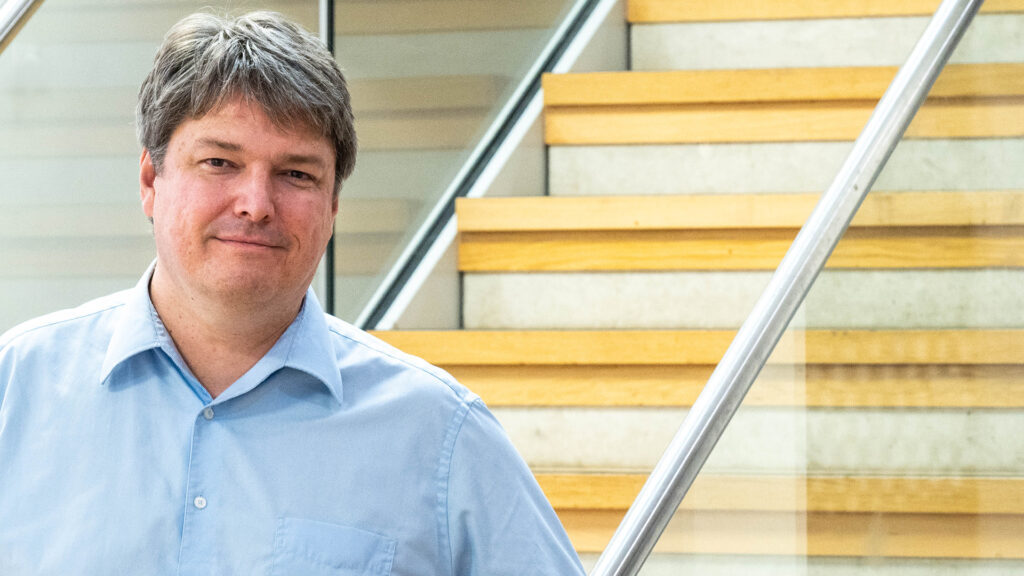 Bild in Originalgröße ansehen Prof. Dr. Stefan Kramer möchte als KI-Lotse des Landes Rheinland-Pfalz die verschiedenen Akteure im Bereich von Biotechnologie und KI zusammenbringen und Impulse für innovative KI-Anwendungen setzen. (Foto: Peter Thomas)