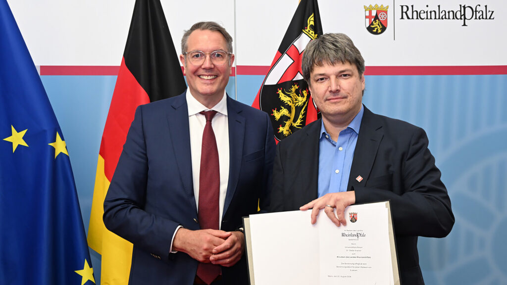 Bild in Originalgröße ansehen Prof. Dr. Stefan Kramer (r.) wurde im August 2024 durch Ministerpräsident Alexander Schweitzer (l.) zum KI-Lotsen des Landes Rheinland-Pfalz benannt – zur Stärkung der Synergien von KI und Life Sciences. (Foto/©: Kristina Schäfer / Staatskanzlei RLP)