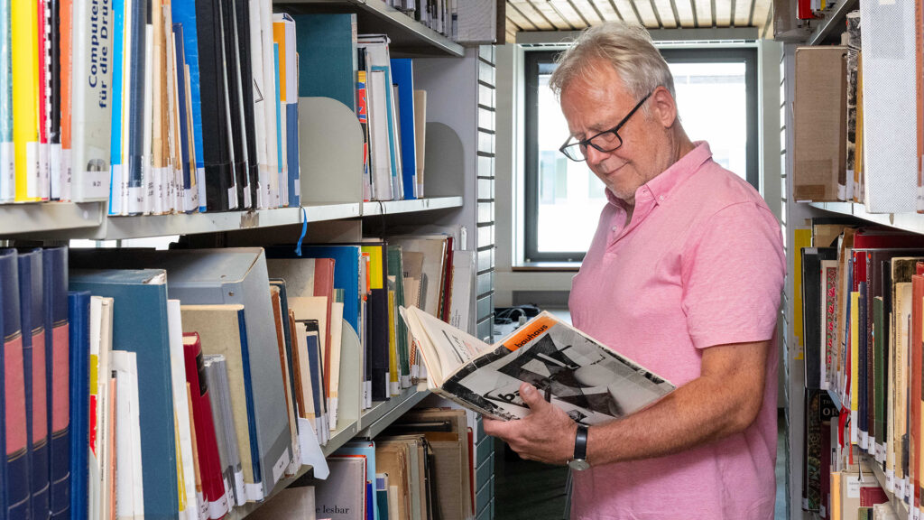 Prof. Dr. Christoph Bläsi ist einer von drei Sprecher*innen des interdisziplinären Netzwerks KI@JGU. Er sieht enormes Potenzial für den Einsatz von künstlicher Intelligenz in den Geistes- und Sozialwissenschaften und auch ganz konkret in seiner Disziplin, der Buchwissenschaft. (Foto: Peter Thomas)