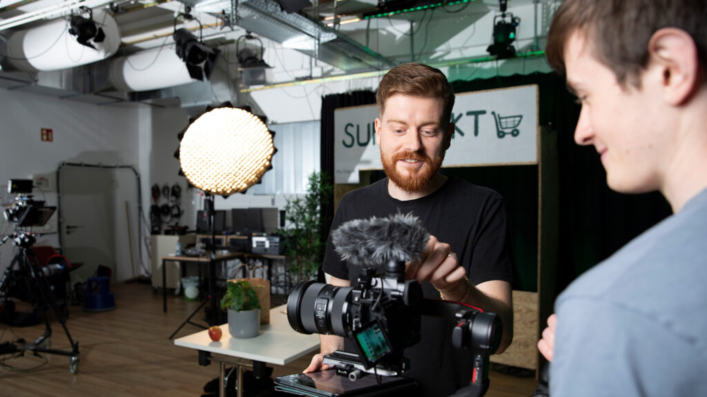 Bild in Originalgröße ansehen Auch in den stark nachgefragten Bereichen Mediengestaltung sowie Veranstaltungstechnik bietet die JGU eine praxisnahe Ausbildung. (Foto: Oana Szekely)