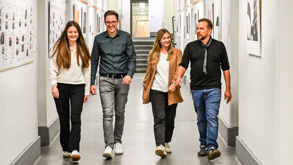 Bild in Originalgröße ansehen (v.l.) Marie Leonhard, Florian Hackethal, Sarah Neumann und Thomas Kohn-Ade engagieren sich mit viel Herz und Leidenschaft für die Ausbildung an der JGU. (Foto: Peter Thomas)