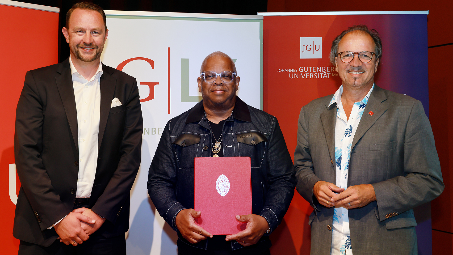 Bild in Originalgröße ansehen Der Direktor des Gutenberg Lehrkollegs (GLK), Prof. Dr. Andrej Gill (links), und der Vizepräsident für Studium und Lehre der JGU, Prof. Dr. Stephan Jolie (rechts), verleihen den Teaching Award 2025 an Terence Blanchard (Mitte). (Foto: Bernd Eßling)