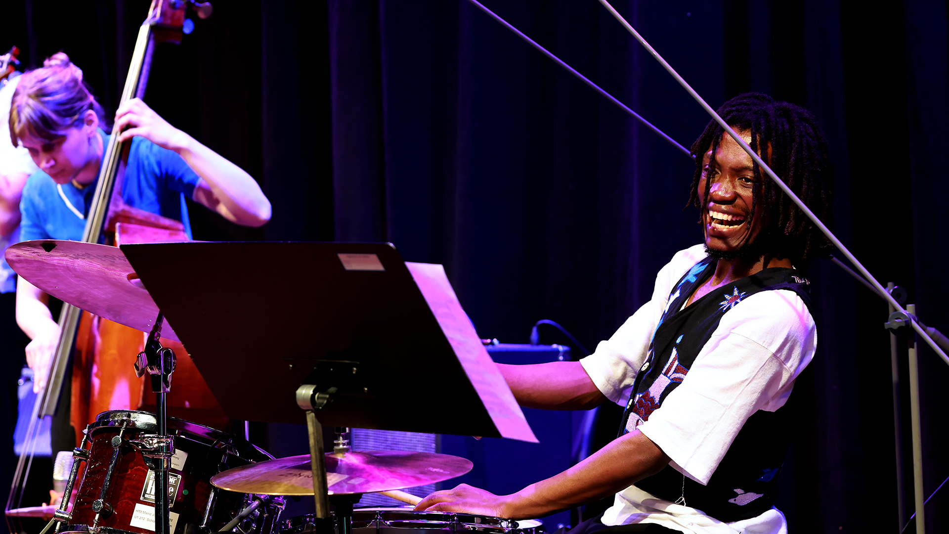 Bild in Originalgröße ansehen Die Spielfreude ist dem Gutenberg Jazz Collective - hier Bassistin Kertu Aer und Schlagzeuger Kabelo Mokhatla - anzusehen. (Foto: Bernd Eßling)