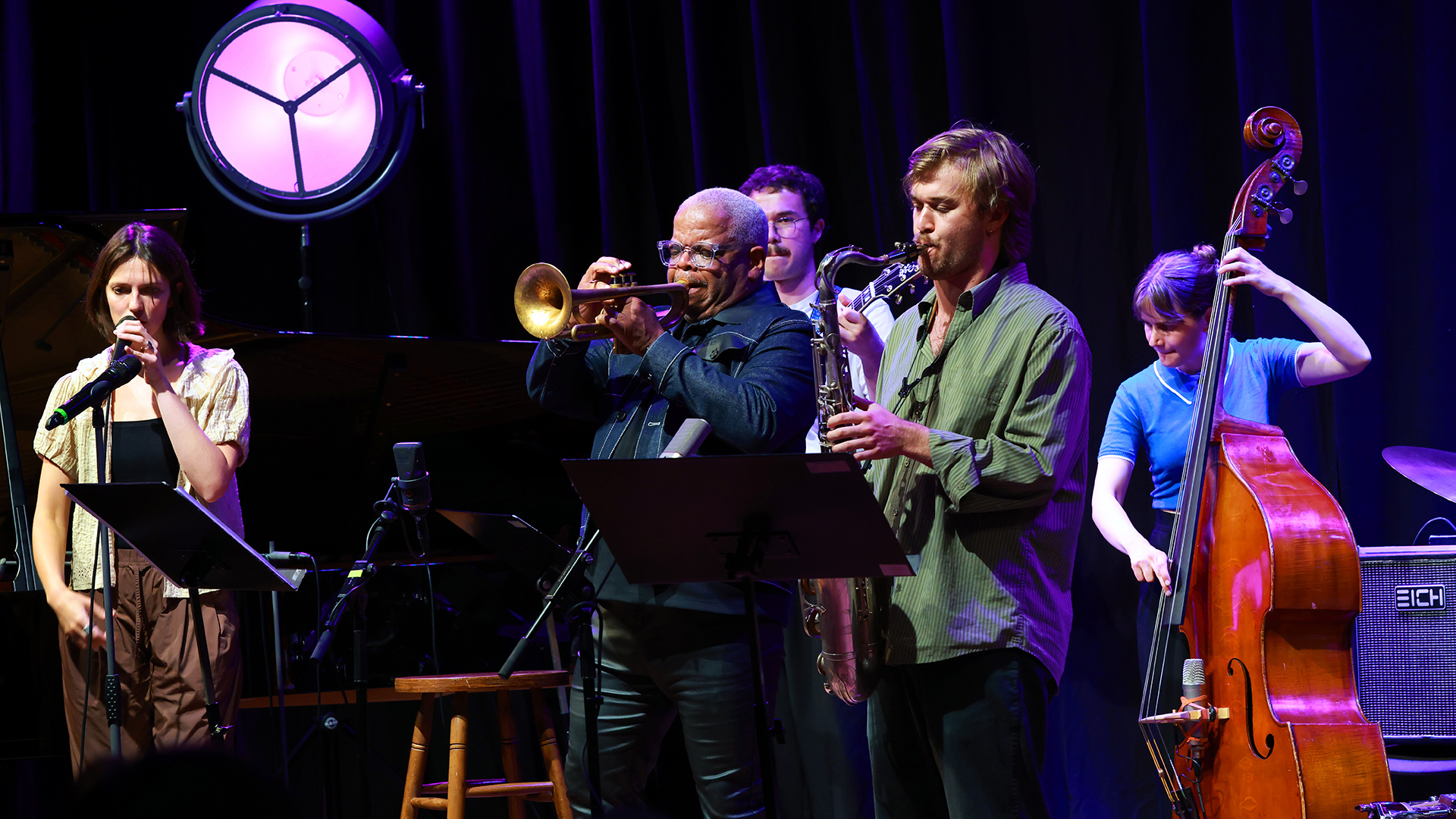 Bild in Originalgröße ansehen In der Hochschule für Musik (HfM) spielen die jungen Musiker:innen des Gutenberg Jazz Collective gemeinsam mit dem berühmten Trompeter. (Foto: Bernd Eßling)