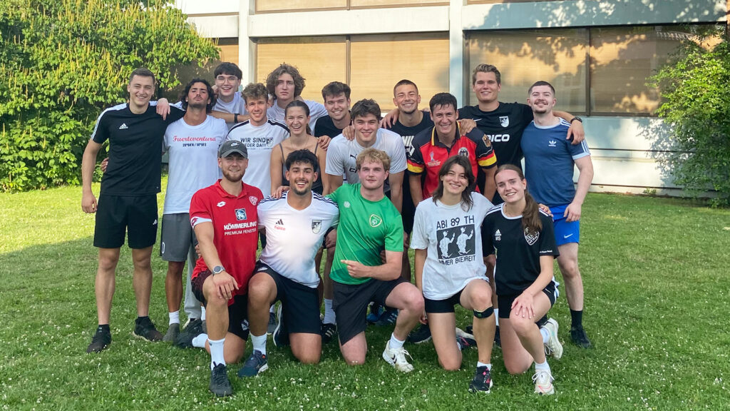 Bild in Originalgröße ansehen Niklas Gebhardt (1. Reihe links) und Levin Weckenmann (2. Reihe rechts, im Deutschlandtrikot) bieten im Hochschulsport der Uni Mainz einen Kho-Kho-Kurs an. (Foto/©: privat)