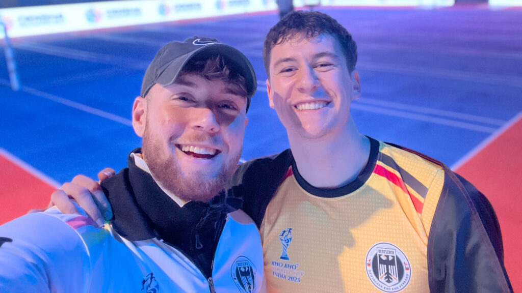 Bild in Originalgröße ansehen Die beiden Mainzer Sportwissenschaftsstudenten Niklas Gebhardt (links) und Levin Weckenmann (rechts) standen Anfang 2025 bei der ersten Kho-Kho-Weltmeisterschaft in Neu-Delhi im Nationaltrikot für Deutschland auf dem Platz. (Foto/©: Niklas Gebhardt)
