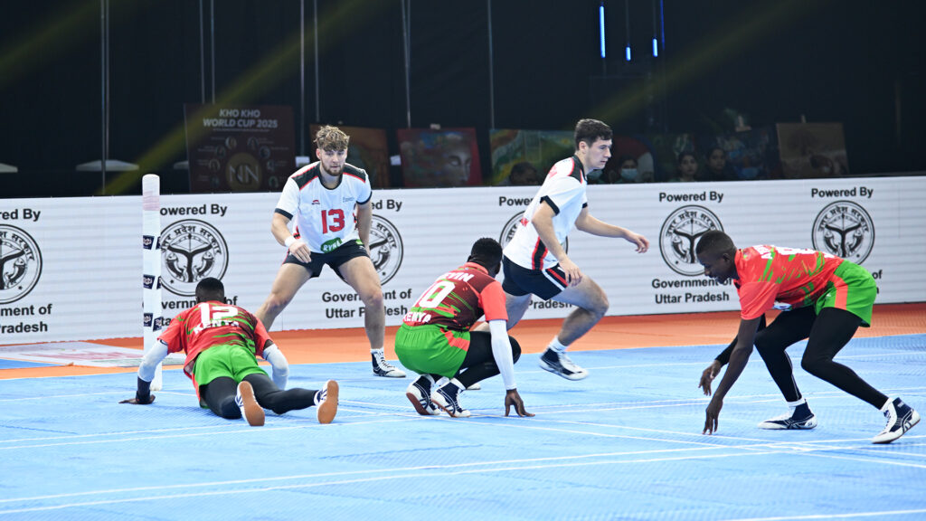 Kho Kho ist ein traditionelles indisches Fang- und Mannschaftsspiel, das zu den beliebtesten Sportarten in Südasien gehört. Bei der WM 2025 haben die beiden JGU-Sportstudenten Niklas Gebhardt und Levin Weckenmann für die deutsche Nationalmannschaft unter anderem gegen Kenia gespielt. (Foto/©: privat)