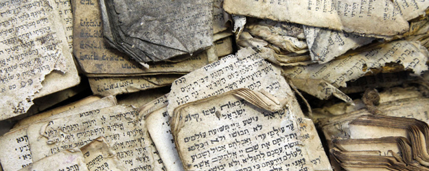 Die Weisenauer Geniza enthält nicht nur religiöse Schriften, auch Rechenbücher und Schreibübungen finden sich darunter. (Foto: Stefan F. Sämmer)