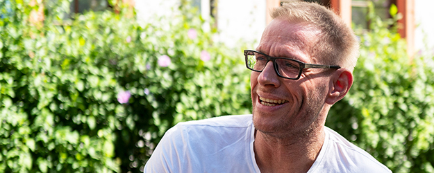 Jens Hartmann, Lehrbeauftragter der Hochschule Mainz, übernahm die Gestaltung des Logos und der Fassade an der Schule des Sehens. (Foto: Stefan F. Sämmer)