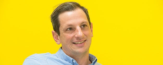 Prof. Dr. Tim Bindel, Leiter der Abteilung Sportpädagogik und Sportdidaktik am Institut für Sportwissenschaft der JGU, unterstützt und begleitet das Projekt 'Sport/sozial'. (Foto: Peter Pulkowski)