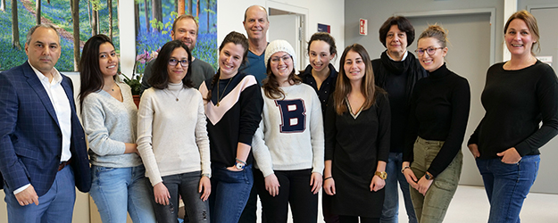 Die sieben Studentinnen des ersten Jahrgangs werden im Sommer 2020 bereits ihren Abschluss machen. Dr. Nadine Hövelmeyer (r.) und Dr. Khalad Karram (l.) koordinieren den internationalen Masterstudiengang Biomedizin an der JGU. (Foto: Stefan F. Sämmer)