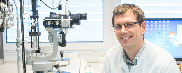 Seit Dezember 2017 forscht Prof. Dr. Alexander Schuster im Rahmen einer Stiftungsprofessur zur ophthalmologischen Versorgung in Deutschland. (Foto: Peter Pulkowski)