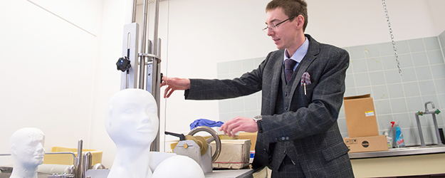 Um für seine Versuche wissenschaftlich exakte und aussagekräftige Ergebnisse zu bekommen, nutzt Stefan Axmann einen speziellen Fallturm, den er selbst entworfen hat. (Foto: Peter Pulkowski)