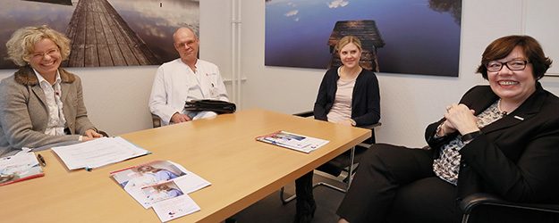 Die neue Pflege-Fachweiterbildung im Bereich Onkologie ist ein gemeinsames Angebot der JGU und der Universitätsmedizin Mainz: (v.l.) Dr. Beate Hörr, Reinhard Wieck, Stephanie Wohlschlegel-Abu Tair und Marion Hahn. (Foto: Stefan F. Sämmer)