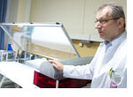 PD Dr. Detlef Becker behandelt Neurodermitispatienten an der Hautklinik der Universitätsmedizin Mainz mit einer neuartigen Blaulichttherapie. (Foto: Peter Pulkowski)