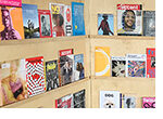 Die interdisziplinäre Forschungsgruppe Transnational Periodical Cultures untersucht Zeitschriften – mit dem Schwerpunkt auf unabhängigen Magazinen. (Foto: Oliver Scheiding) Die interdisziplinäre Forschungsgruppe Transnational Periodical Cultures untersucht Zeitschriften – mit dem Schwerpunkt auf unabhängigen Magazinen. (Foto: Oliver Scheiding)