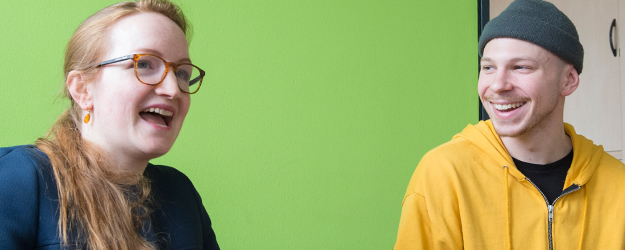 Anke Lensch (l.) hat das Projekt 'Teaching English in Sri Lanka' an der JGU etabliert, in dem Studierende wie Pascal Peifer (r.) ein halbes Jahr lang im Ausland Englisch unterrichten. (Foto: Peter Pulkowski)