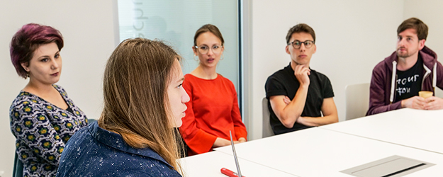 Gemeinsam mit ihrer Dozentin Dr. Oliwia Murawska haben die Studierenden die Ausstellung 'Zwischen Eigen und Fremd' konzipiert und bis in jedes Detail geplant. (Foto: Stefan F. Sämmer)