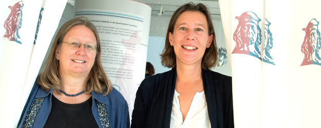 Prof. Dr. Sabine Obermaier (l.) und Juniorprof. Dr. Claudia Lauer (r.) haben gemeinsam mit Bachelor- und Masterstudierenden der JGU die Frauenlob-Ausstellung konzipiert und umgesetzt. (Foto: Peter Pulkowski)