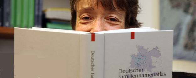 Damaris Nübling interessiert sich für die Entwicklung der deutschen Sprache von ihren Anfängen bis hin zur heutigen Gegenwartssprache. (Foto: Stefan F. Sämmer)
