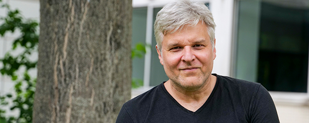 Dr. Johannes Ullmaier lädt in der 'Zeitwerkstatt' die Studierenden der Neueren Deutschen Literaturgeschichte zu einer interdisziplinären Entdeckungstour ein. (Foto: Stefan F. Sämmer)