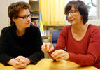 Nora Kruse (l.) und Prof. Dr. Anneli Sarhimaa (r.) vom Forschungsbereich Sprachen Nordeuropas und des Baltikums (SNEB) wirken am internationalen Digital Language Diversity Project (DLDP) mit. (Foto: Stefan F. Sämmer)