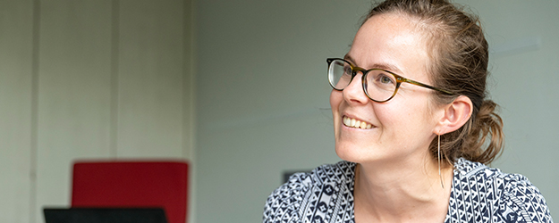 In ihrer Forschung beschäftigt sich Uta Reinöhl mit der Frage, wie in menschlichen Sprachen aus einfachen Elementen komplexe Gebilde entstehen. (Foto: Stefan F. Sämmer)