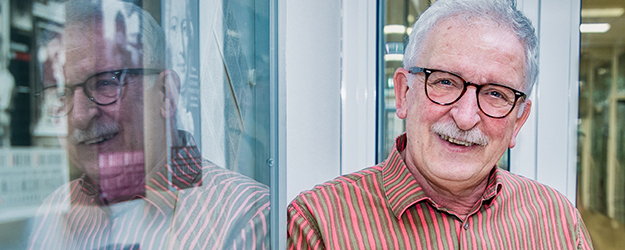 'Wir haben Zehntausende von Übersetzungen ins Deutsche, aber von den Übersetzerinnen und Übersetzern erfahren wir nur sehr wenig', fasst Prof. Andreas Kelletat die Motivation hinter dem Übersetzerlexikon zusammen. (Foto: Britta Hoff)