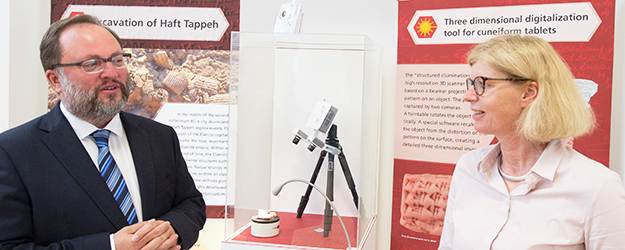 Prof. Dr. Doris Prechel vom Arbeitsbereich Altorientalische Philologie und Prof. Dr. Frank Maas vom Helmholtz-Institut Mainz leiten gemeinsam die interdisziplinäre Forschungskooperation. (Foto: Peter Pulkowski)