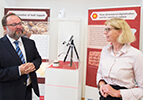 Doris Prechel und Frank Maas präsentierten in der Ausstellung "Bringing the Past to Light" die ersten Ergebnisse ihrer interdisziplinären Kooperation. (Foto: Peter Pulkowski)