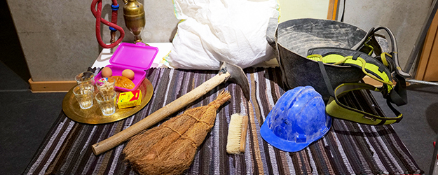 Die Ausstellung zeigt unter anderem einige Gegenstände, mit denen am Berg gearbeitet wurde: eine Hacke, ein Besen, ein Korb, ein Schutzhelm, Kletterausrüstung. (Foto: Stefan F. Sämmer)