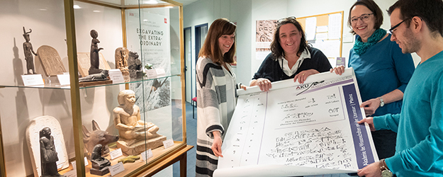 Prof. Dr. Ursula Verhoeven-van Elsbergen (2.v.r.) leitet das Projekt zur Digitalisierung von Altägyptischen Kursivschriften. (Foto: Stefan F. Sämmer)