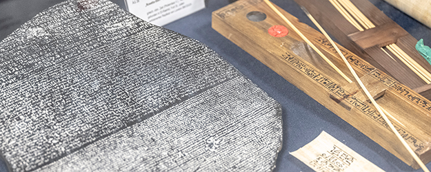 Das Projekt hat zwei große Aufgaben: Zuerst wird eine Datenbank mit ausgewählten Beispielen aller hieratischen Schriftzeichen erstellt, danach wird erforscht, wie sich das Hieratische über die Jahrtausende entwickelt hat. (Foto: Stefan F. Sämmer)