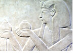 Blick in die Ägyptologische Studiensammlung auf das Altarbild von Sethos I. vor Hathor, der Wein opfert (Foto: Stefan F. Sämmer)